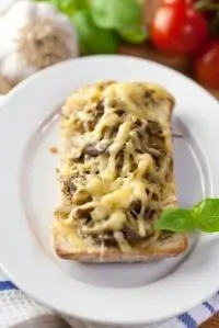 Хлеб с сыром, маслинами и оливками