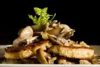 Кростини с грибами и тимьяном