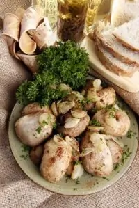 Шляпки грибов на гриле с чесноком и зеленью