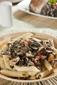 Быстрое грибное рагу в сливочном соусе с тимьяном