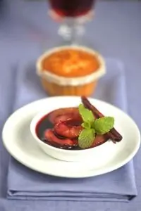 Слива в анжуйском вине