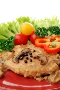 Свинина под грибным соусом со сметаной и укропом