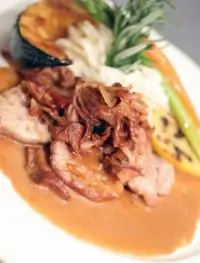 Ветчина с лисичками и сливочно-горчичным соусом