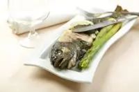 Форель, запеченная в газете, с самым быстрым голландским соусом