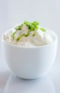 Салатная заправка с йогуртом, тахини и лимоном