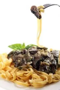 Лингвини с лесными грибами и беконом