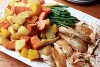 Гарнир из поджаренных в духовке картофеля, пастернака и моркови