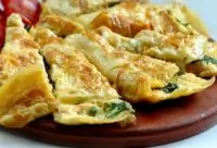 Омлет с тыквой, карамелизованным луком, горгонзолой и шалфеем