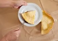 Омлет с карамелизованной грушей, горгонзолой, беконом и орехами пекан