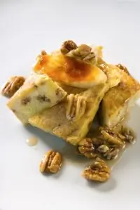 Омлет с карамелизованными яблоками, горгонзолой и беконом