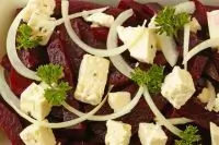 Жареная свекла с карамелизованным луком и фетой