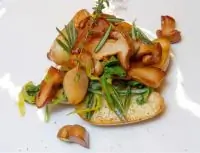 Лесные грибы в сливочном масле, шерри и лимоне