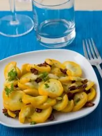 Кисло-сладкие цукини с кедровыми орешками, изюмом и мятой