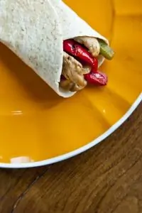 Фахитас с курицей и гуакамоле