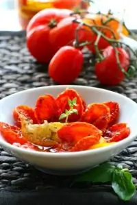 Запеченный сыр бри с вялеными томатами, чесноком и тимьяном