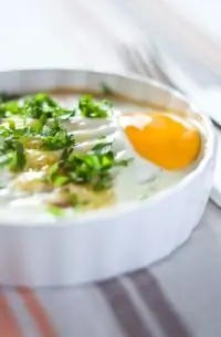 Запеченные яйца с грибами, чеддером и красным перцем