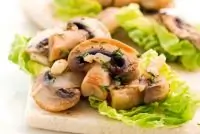 Теплый салат с грибами и эскариолем