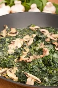 Сливочный шпинат с грибами и пармезаном