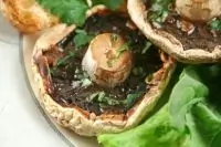 Грибы на гриле с трюфельным маслом, рукколой и пармезаном