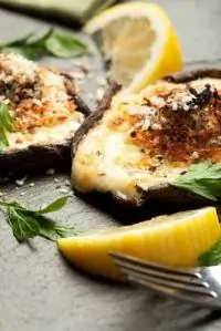 Грибы, фаршированные рикоттой, фетой и шпинатом, под корочкой из пармезана