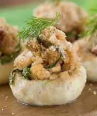 Грибы, фаршированные крабовым мясом, рикоттой и зеленью