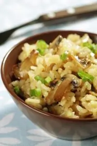 Рис с лесными грибами и зеленым луком