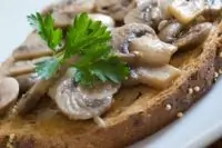 Теплые канапе с грибами, жареным луком и пармезаном