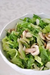 Грибной салат с латуком и тимьяном