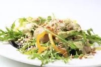 Теплый грибной салат в соусе из маскарпоне с рукколой