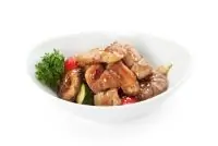 Свинина с жареными овощами в ароматном азиатском соусе с кунжутом