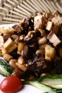 Жареная свинина с арахисом и имбирем