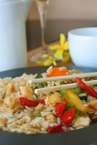 Жареные овощи с лимонной травой и базиликом в кокосовом молоке