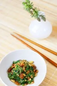 Жареный шпинат с изюмом, чесноком и кедровыми орешками