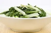 Жареный латук с чесноком