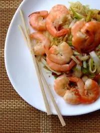 Салат с яичной лапшой, жареными креветками, фасолью и чили