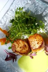 Жареные гребешки в соусе мисо и кленовом сиропе