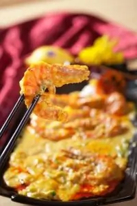 Креветки с ананасами в кокосовом соусе с карри