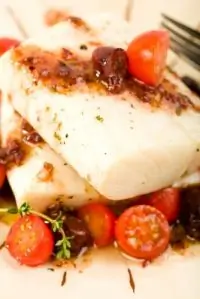 Салат из трески и томатов с ароматной кунжутной заправкой