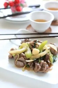 Жареная курица с сельдереем и имбирем (Jirou Chao Qincai)