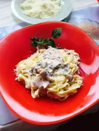 Феттучини с ветчиной и грибами в сливочном соусе