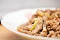 Жареная свинина с пореем (Cong Bao Rou Si)