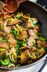 Баклажаны с грибами и беконом по китайски