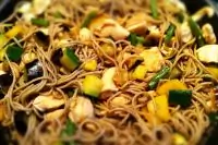 Гречневая лапша с овощами и креветками