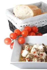 Сальса из феты, выленых томатов и орегано