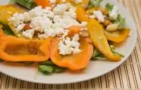 Жареные желтые чили на гриле с фетой и орегано