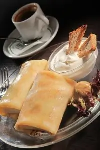 Блины со сливочным соусом из грибов и укропа