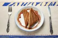 Сырные сэндвичи с карамелизованными яблоками на гриле