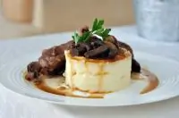 Картофельное пюре с голубым сыром и соусом из грибов с карамелизованным луком