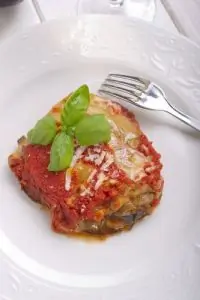 Запеченные баклажаны с соусом маринара под корочкой из пармезана (Melanzane alla Parmigiana)