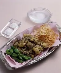 Золотистые грибы в кляре с зеленым луком